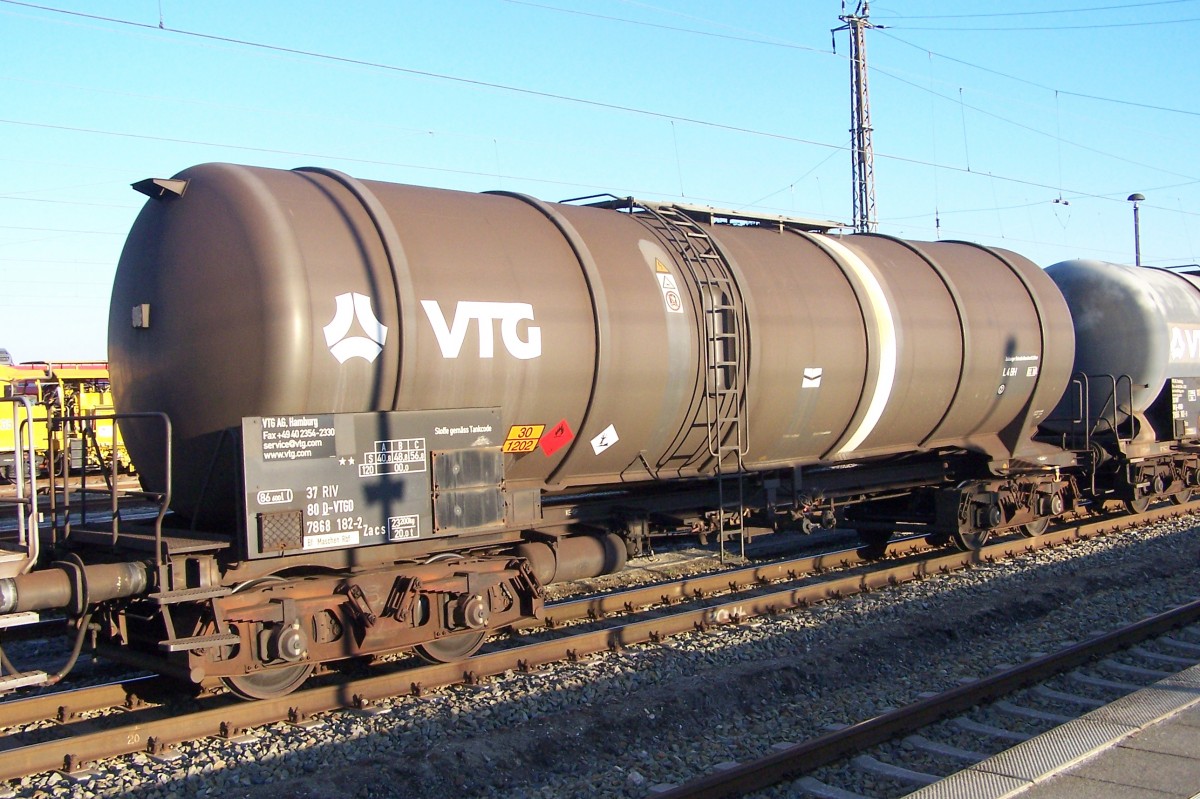 37 RIV 80 D-VTGD 7868 182-2 Zacs, Einsteller VTG Heimatbf. Maschen-Rbf. Aufgenommen in Bf. Oranienburg vom Bahnsteig Gl.26 am 23.2.14