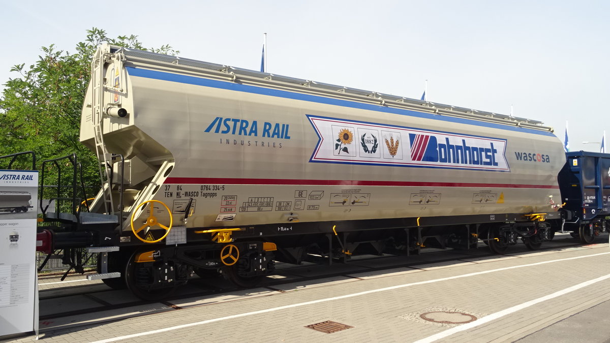 37 TEN 84 NL-WASCO 0764 334-5 Tagnpps. Ein weiterer Getreidewagen, hier für die Fa. Bohnhorst unterwegs und über WASCOSA in den Niederlanden eingestellt und registriert. Der Hersteller ASTRA RAIL-Industries (Sitz in Arad/Rumänien) verspricht auch eine Einsatzmöglichkeit teilbeladen bis 120 km/h, laut Anschriften ist das aber nur für den leeren Wagen erlaubt.