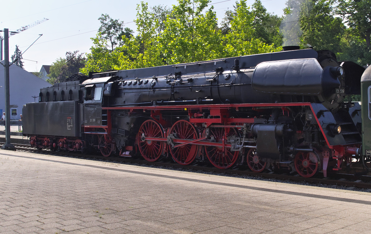 37 Tunnel unter Dampf – Erlebnisfahrten Schwarzwaldbahn, so hieß es am 08.07.2018 und wir waren dabei. Von Rottweil ging es über Schwenningen und Villingen nach Hausach und am Abend wieder zurück. 01 519 der Eisenbahnfreunde Zollernbahn fährt in Rottweil an den Sonderzug.