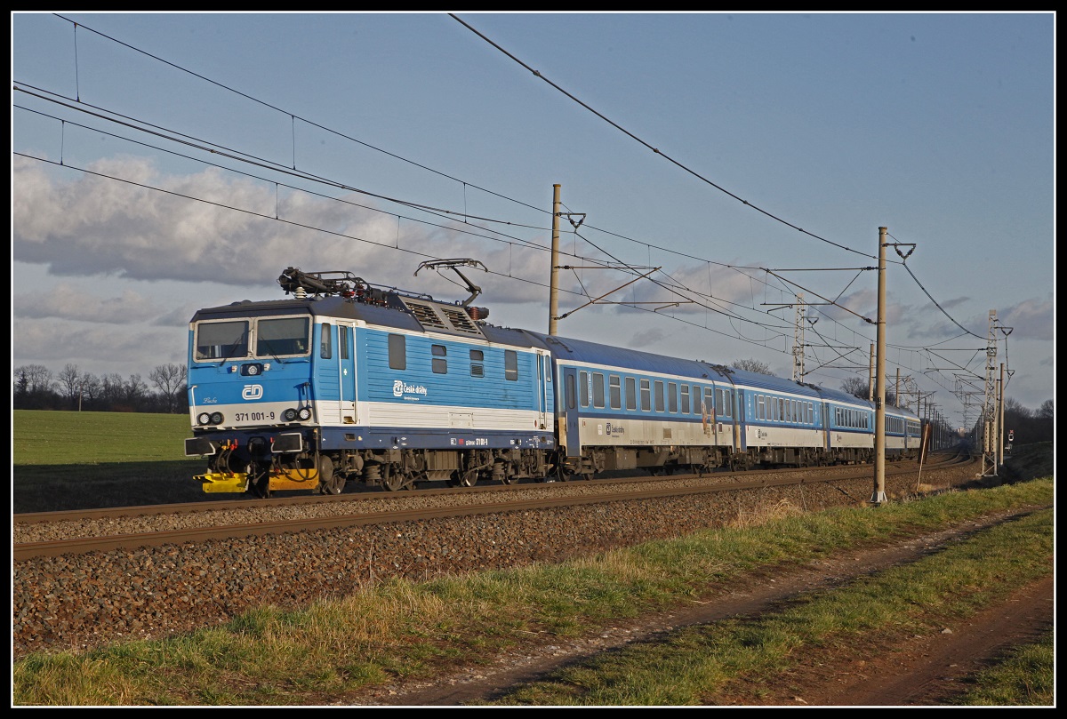370 001 bei Pardubice Opocinek am 10.12.2019.