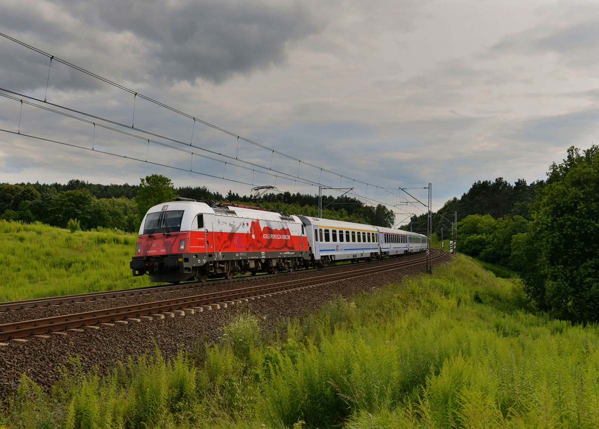 370 001  EM-Polen  mit einem EC nach Warschau am 20.07.2012 bei Slubice.