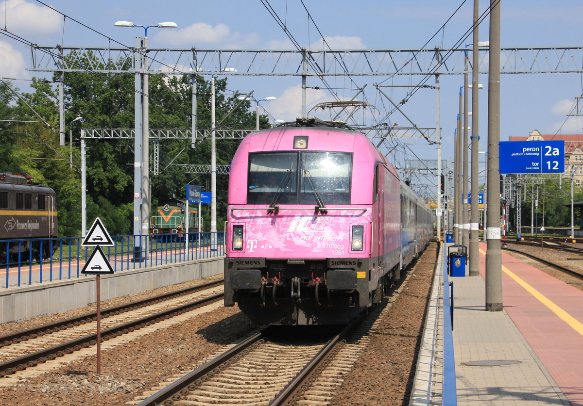 370 002 mit EC Warszawa-Berlin am 24.07.2015 bei der Einfahrt in Poznan Glówny. 
