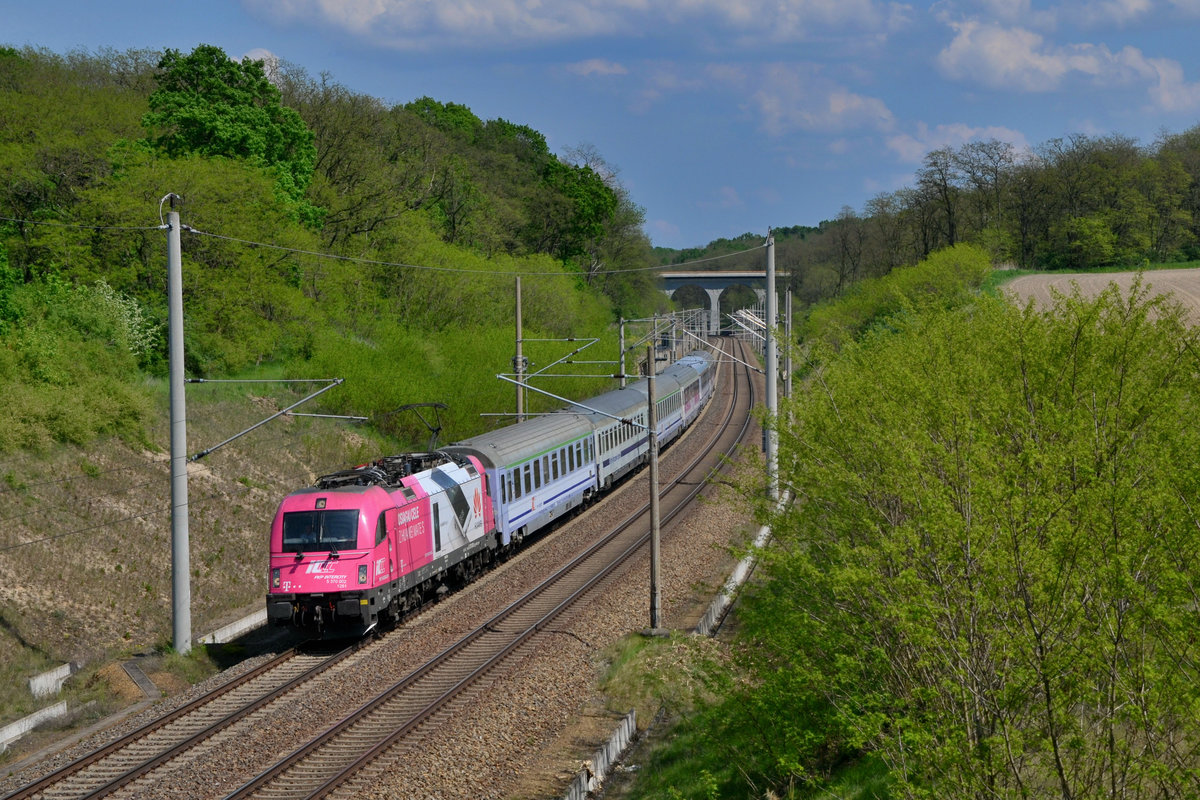 370 002 mit einem EC am 11.05.2016 bei Frankfurt-Rosengarten. 