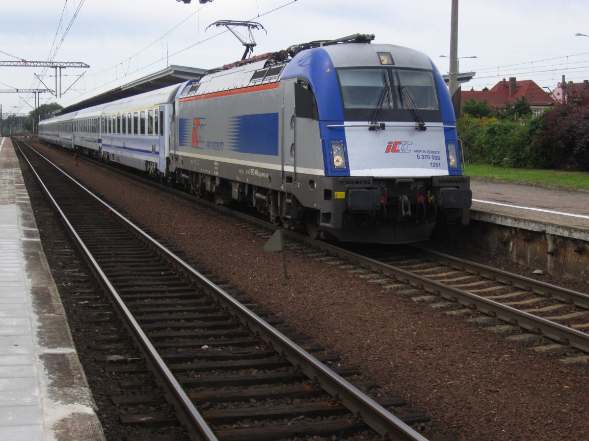 370 003 mit EC aus Berlin nach Warschau in Bahnhof Zbąszynek, 12.07.2015
