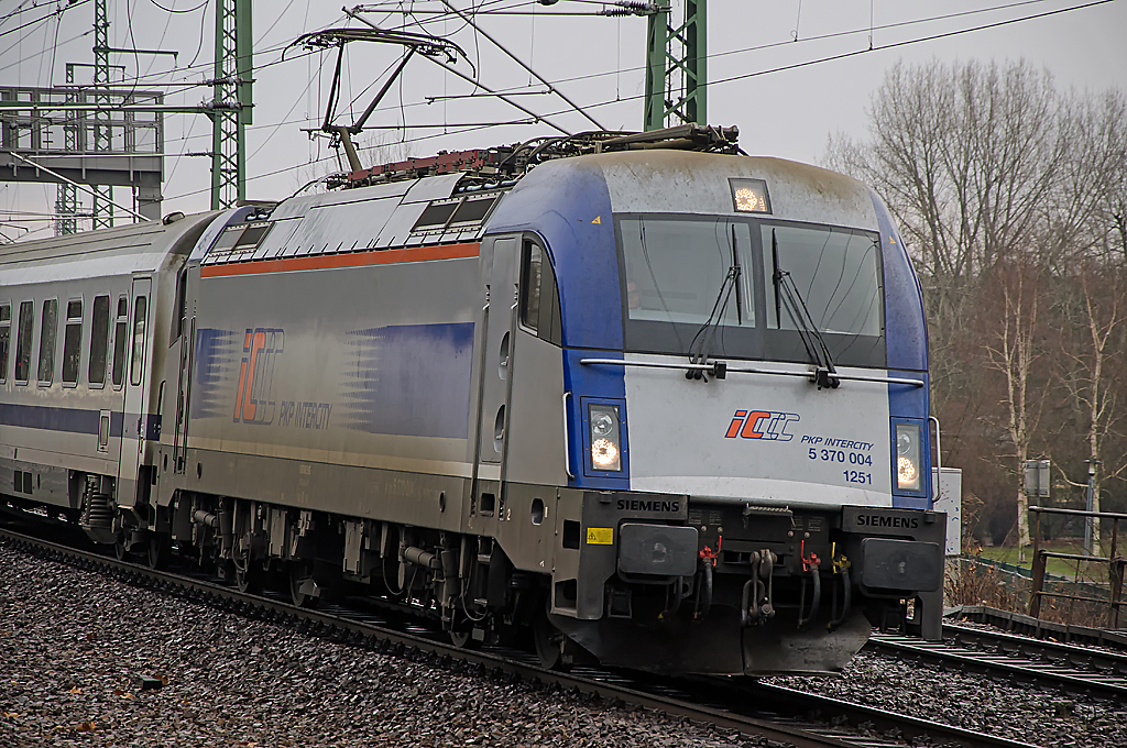 370 004 ( 91 51 5370 004-1 PL-PKPIC ), Betreiberbezeichnung: 370 004, Siemens-TS Werk, [A]-Linz 21663, Baujahr 2009, Eigentümer: Siemens Mobility, [D]-München, Fahrzeugnutzer: PKP Intercity spólka z o.o., [PL]-Warszawa, Bh PKP Intercity spółka z o.o., EM Werbelok 2012 UKRAINE ab 04/12, 02.01.2014, Berlin Rummelsburg. Aufnahme entstand vom östlichen Ende des Bahnsteigs und zeigt 370 004 bei der Anfahrt auf den Bahnhof Rummelsburg mit einem EC aus Gdynia Glowna am Haken    