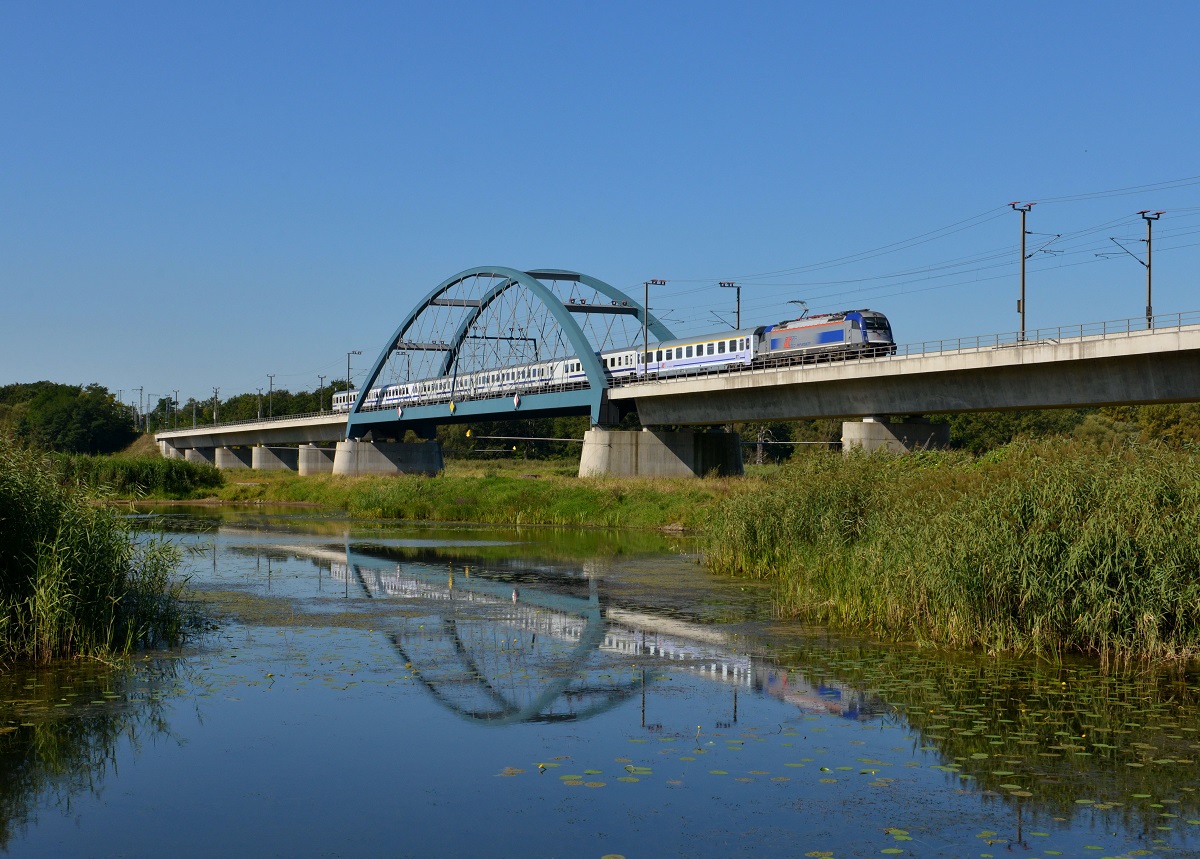 370 004 mit einem EC nach Warschau am 28.08.2014 auf der Oderbrcke bei Slubice.