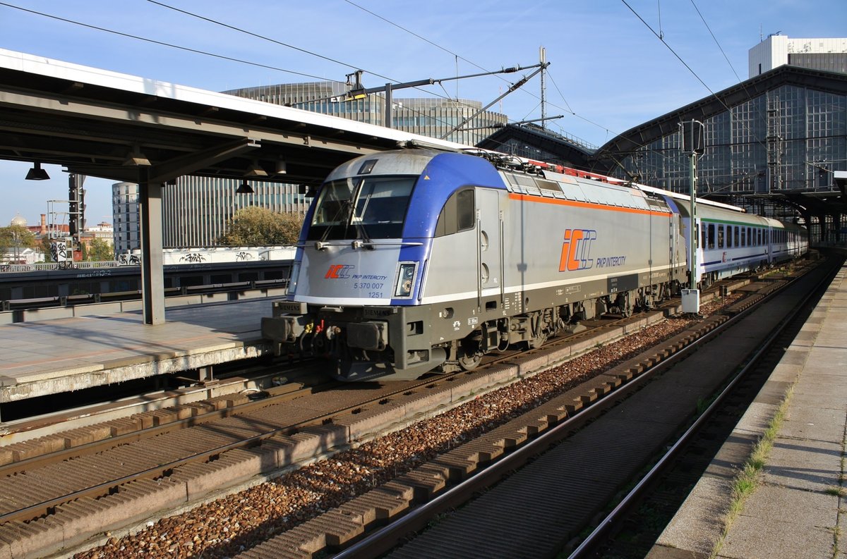 370 007 durchfährt am 31.10.2019 mit dem EC54 von Gdynia Glowna nach Berlin Hauptbahnhof den Bahnhof Berlin Friedrichstraße in Richtung Westen. 