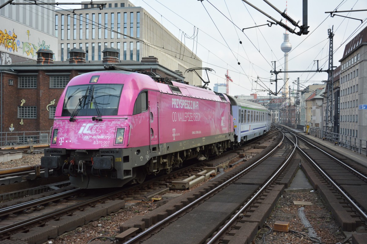 370 007 zieht am 13.03.2015 den EuroCity 54 von Gdynia Glowna nach Berlin Hauptbahnhof. Aufgenommen im Bahnhof Berlin Friedrichstraße.
