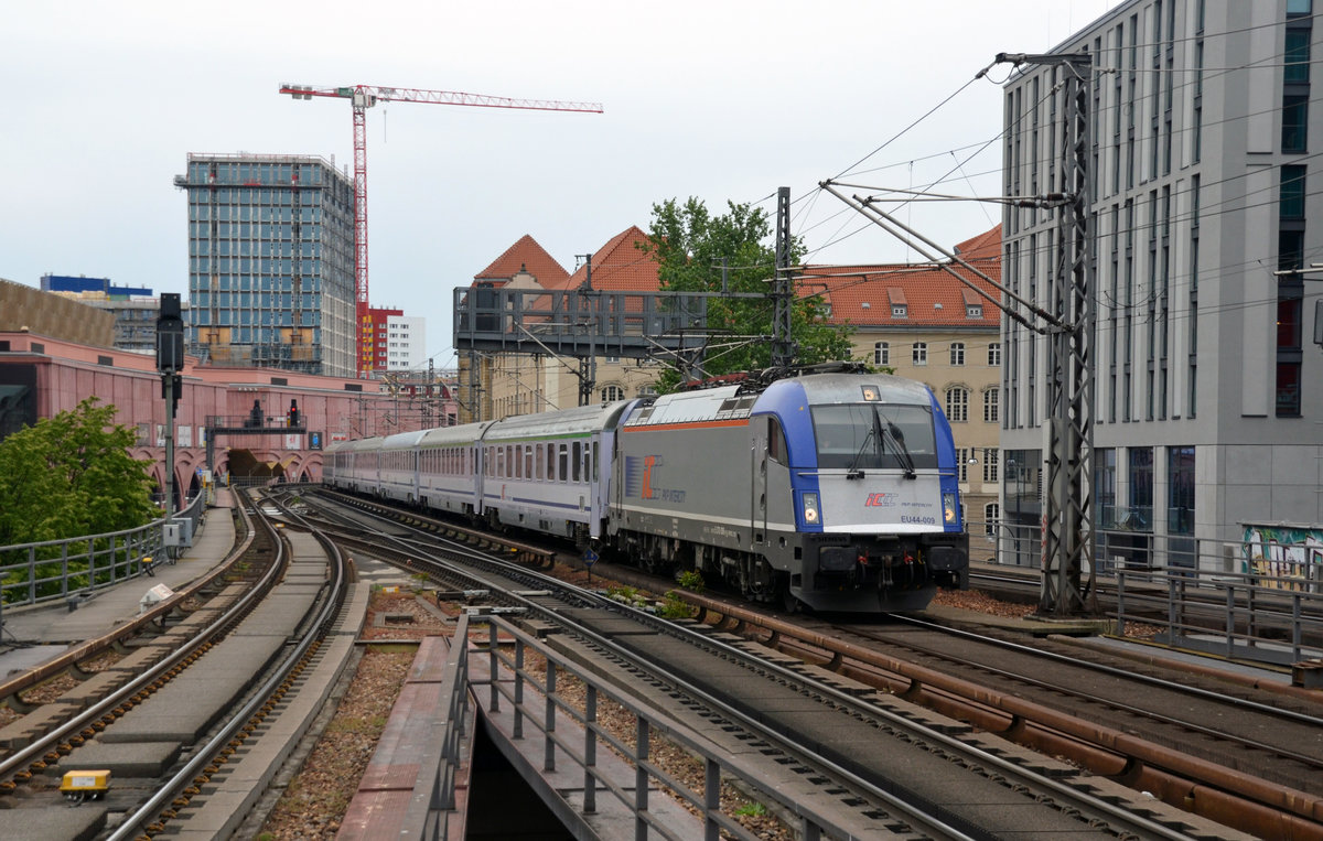 370 009 passiert am 11.05.19 mit dem EC 54 aus Gdynia Glowna in Berlin den S-Bahnhof Alexanderplatz.