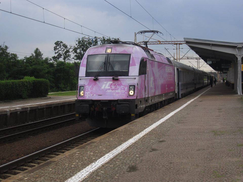 370 010 mit EC 55 in Bahnhof Zbaszynek, 30.07.2016