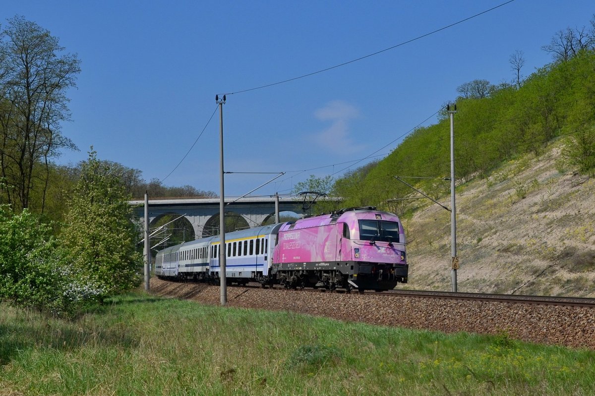 370 010 mit einem EC am 11.05.2016 bei Frankfurt-Rosengarten. 