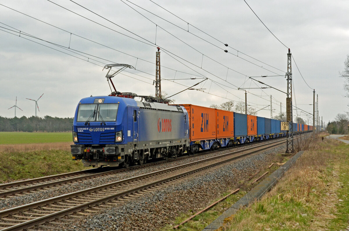 370 043 der Lotos führte am 03.03.24 einen Containerzug durch Wittenberg-Labetz Richtung Dessau.