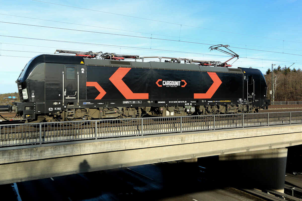 370 067 der CargoUnit am 14.01.26 auf der Autobahnbrücke zwischen Vaterstetten und Haar. Auf der Südseite werden die Rder durch das Geländer verdeckt. Mir gefällt die Stelle deswegen nicht so gut. Werde da wohl nicht mehr hinfahren, war bloss zufällig in der Gegend und wollte mal selbst sehen.