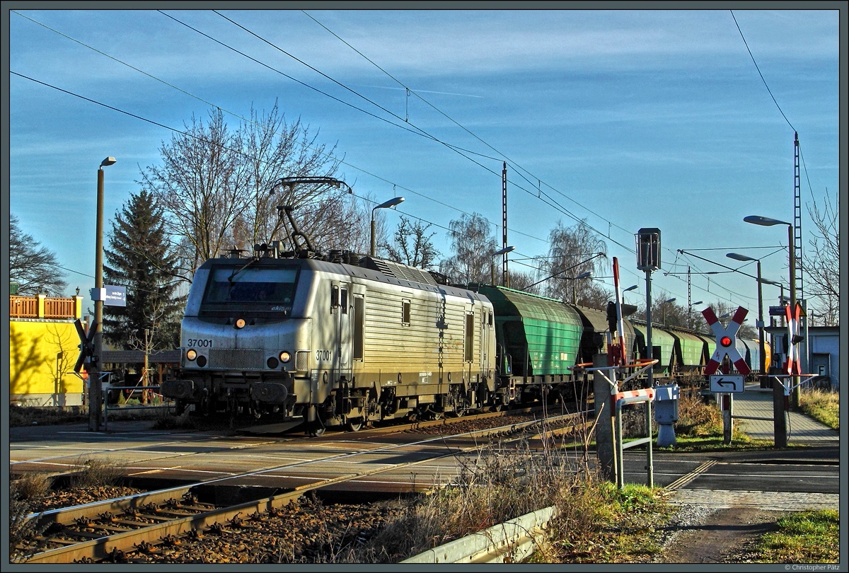 37001 der CTL rollt am 30.12.2016 mit einem Getreidezug durch Dresden-Stetzsch.