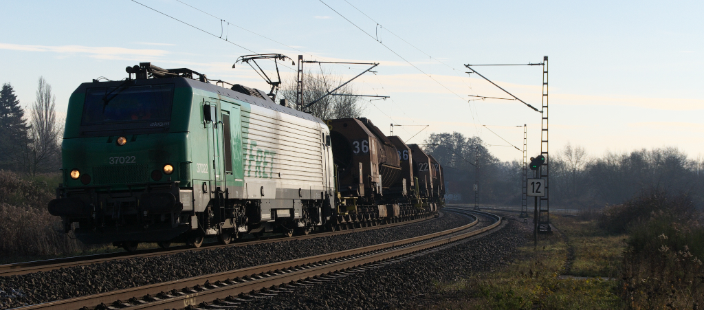 37022 wieder am Suppenzug... Nach langen Diesel Prima Einsätzen mit BB 75102 und 75104 von Akiem war heute mal wieder die  Stammlok  37022 vor der Suppe, hier leer auf dem Weg zurück aus Völklingen zum Hochofen der Dillinger Hütte. Bahnstrecke 3230 Saarbrücken - Karthaus zwischen Bous und Ensdorf 16.12.2013.