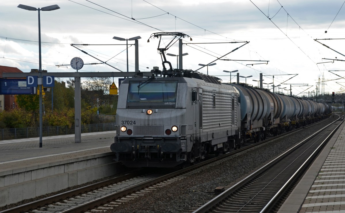37024 fhrte am 27.10.13 einen Kesselwagenzug durch Bitterfeld Richtung Wittenberg.
