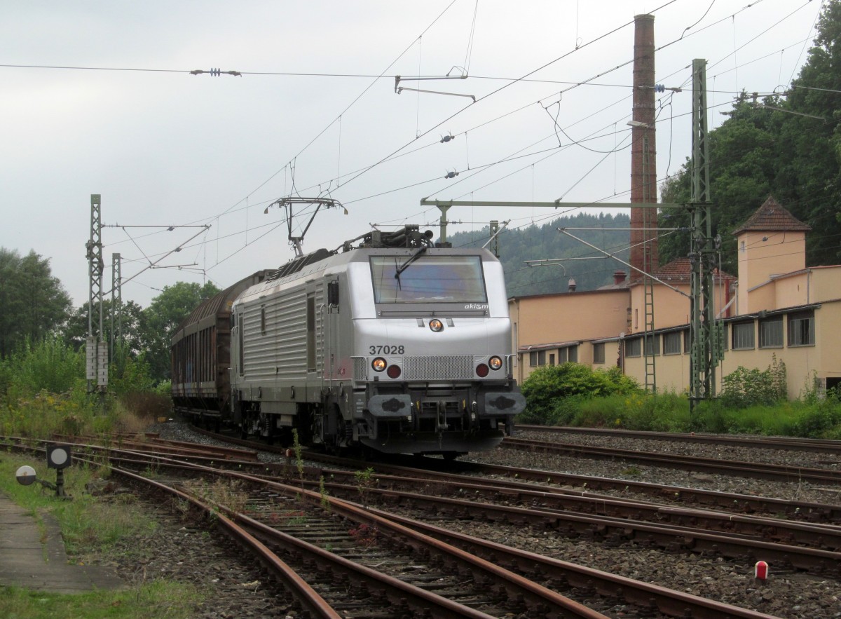 37028 von Akiem zieht am 03. September 2014 einen Schiebewandwagenzug in den Bahnhof Kronach.