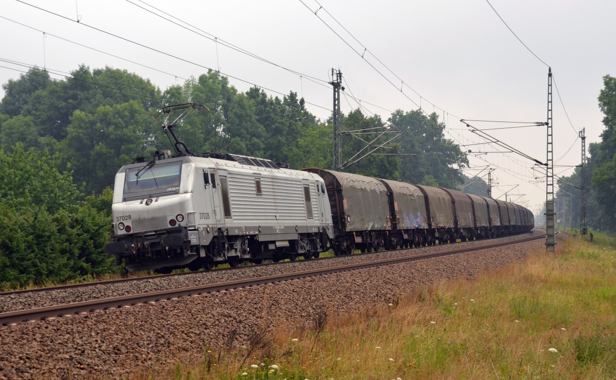 37028 schleppte am 09.07.14 einen Ganzzug Schiebeplanenwagen für die HSL durch Burgkemnitz Richtung Bitterfeld.