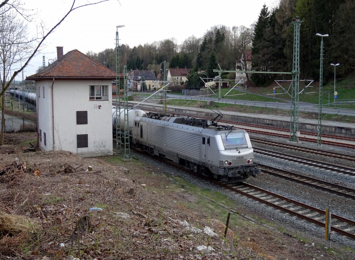 37030 von Akiem steht am 13. April 2015 mit einem Kesselwagenzug im Bahnhof Kronach.