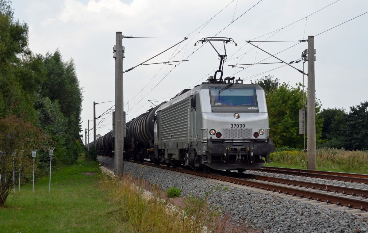 37030 der CTL fuhr am 10.08.13 mit einem Kesselwagenzug am Haken durch Greppin Richtung Bitterfeld. 