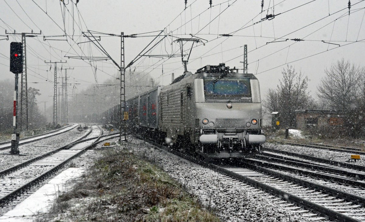 37035 zog einen BlackBoxx-Zug am 28.11.15 durch das dichte Schneetreiben in Leipzig-Thekla Richtung Schönefeld.