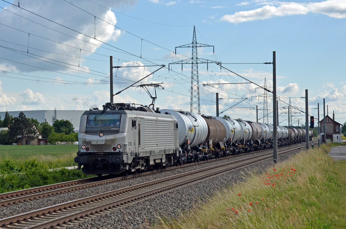 37050 führte am 29.05.22 einen Kesselwagenzug durch Braschwitz Richtung Magdeburg.