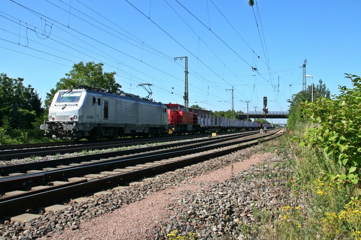 37053 und 275 120-4 (GA) mit dem 75726 nach Neuenburg (Baden) am Nachmittag des 16.07.14 in Mllheim (Baden) auf Gleis 13.