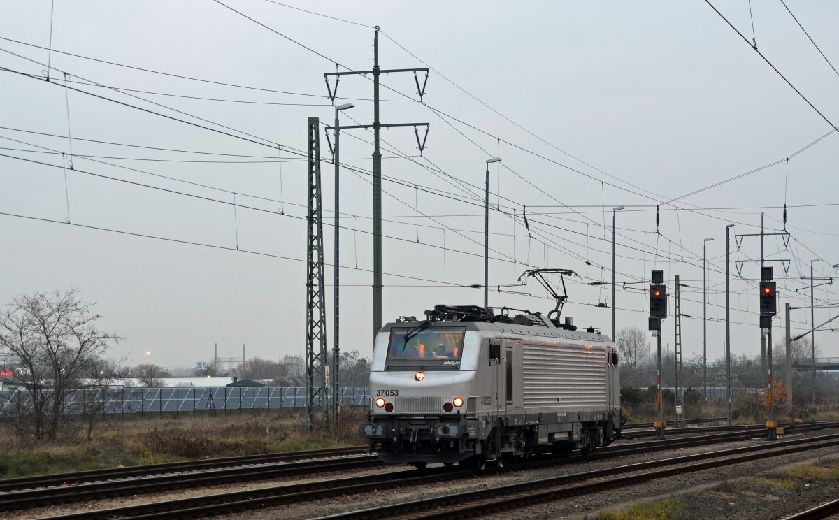 37053 wurde am Abend des 15.12.15 in Bitterfeld für ihren nächtlichen Einsatz bereit gemacht. Fotografiert vom Bahnsteig aus.