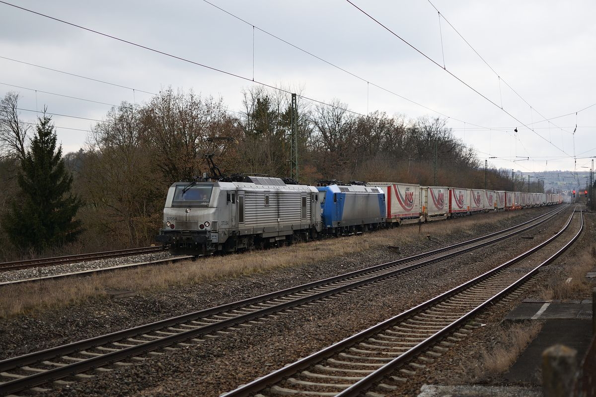 37054 zieht am 23.03.2018 eine 185, sowie den MARS-Zug durch Westerstetten Richtung Ulm.
