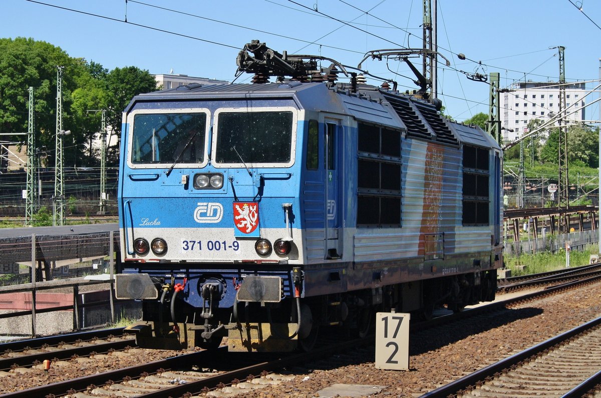 371 001-9 durchfährt am 27.5.2017 den Dresdener Hauptbahnhof in östlicher Richtung.