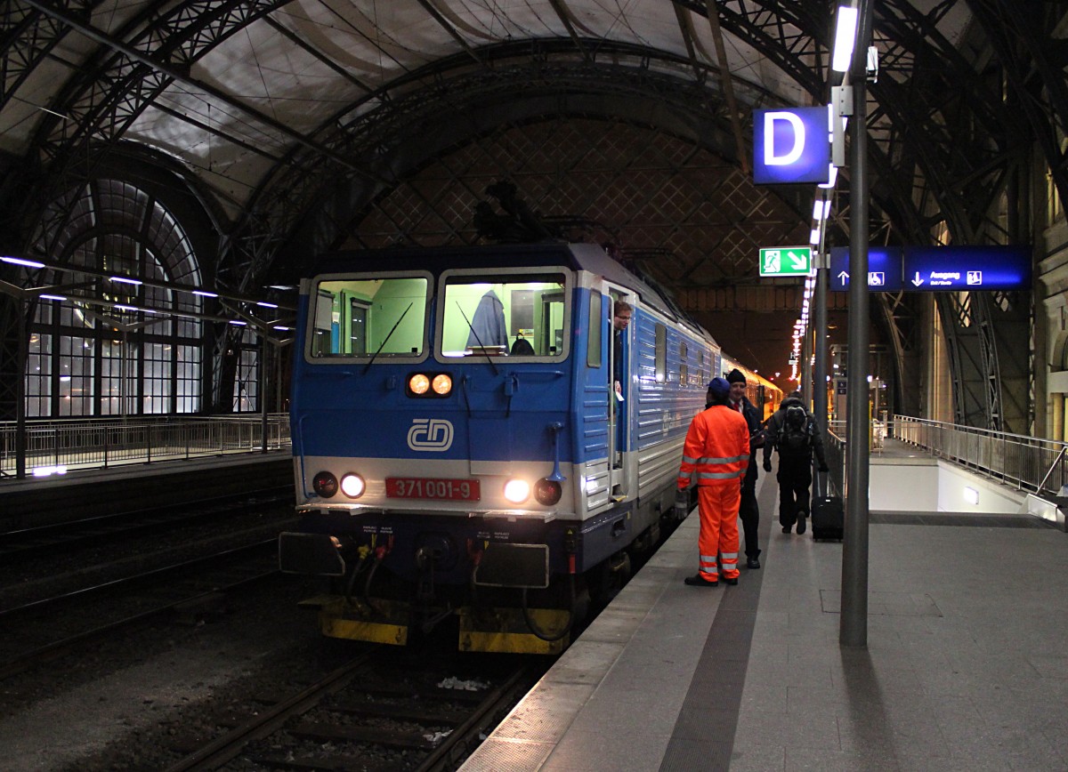 371 001-9 fährt am 25.01.2014 den CNL 458 von Praha hl.n. nach Zürich HB, hier beim Halt in Dresden Hbf. In Leipzig wird dann ein Lokwechsel stattfinden. Bis zur Abfahrt ist aber noch Zeit, da werden unter Eisenbahner noch Fachgespräche geführt. 
