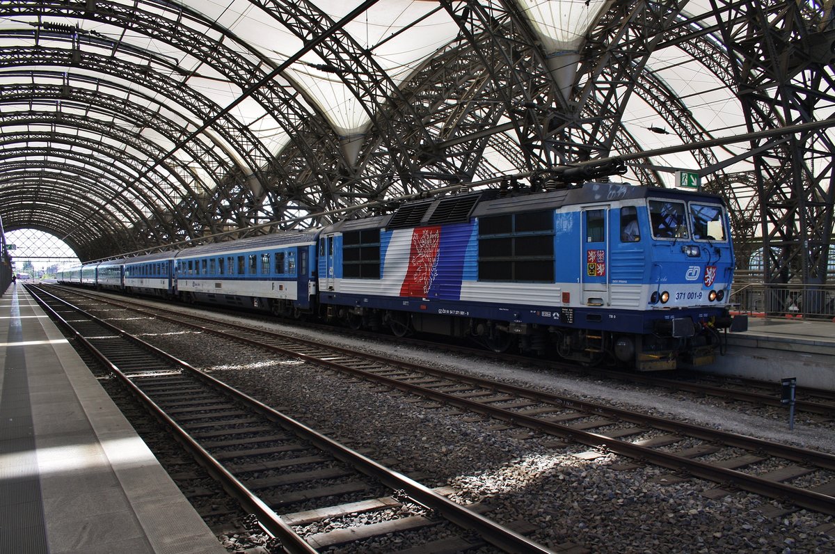 371 001-9 hat am 27.5.2017 den EC176 von Praha hl.n. nach Hamburg-Altona nach Dresden Hauptbahnhof gebracht. Ab hier wird 101 108-9 übernehmen.