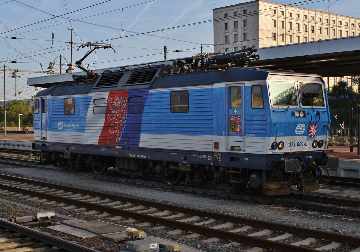 371 001-9 steht am Abend des 30.9.2017 im Dresdener Hauptbahnhof.