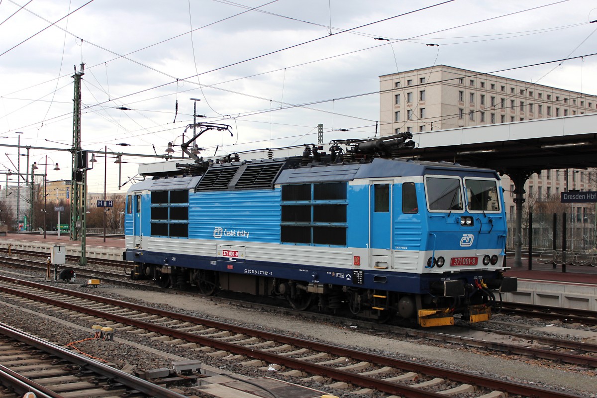 371 001-9 steht in Dresden Hbf und wartet auf den nächsten EC den Sie dann in Richtung Tschechische Republik bringen wird. 15.02.2014
