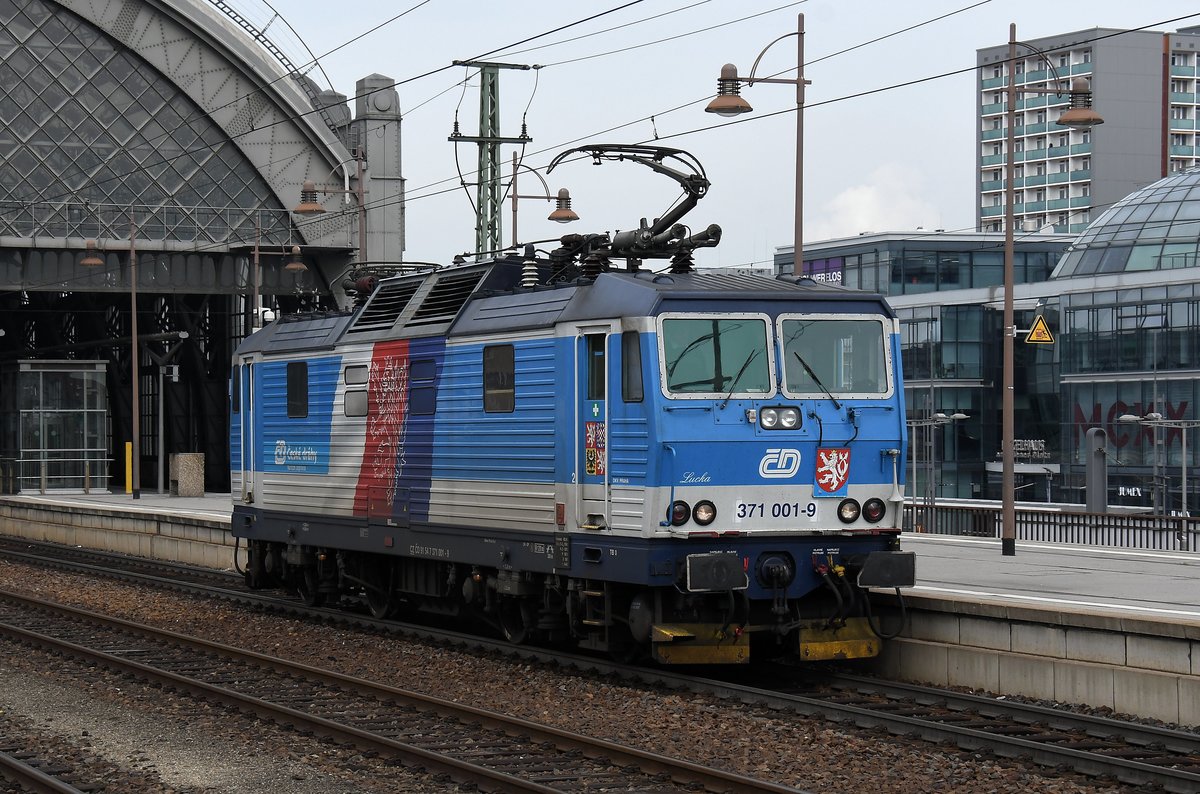 371 001 am 27.04.17 im Dresdner Hbf