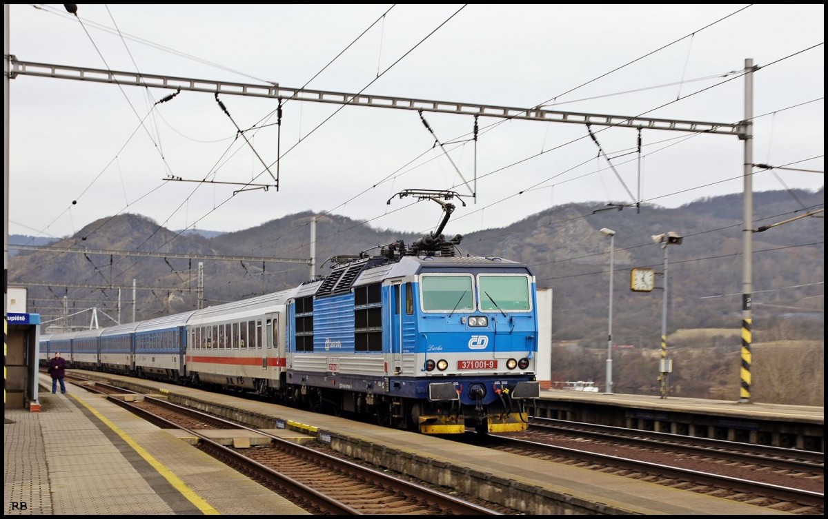371 001 eilt mit ihren Zug in Richtung Prag durch den Haltepunkt Prackovice nad Labem. Aufgenommen am 11.02.2015