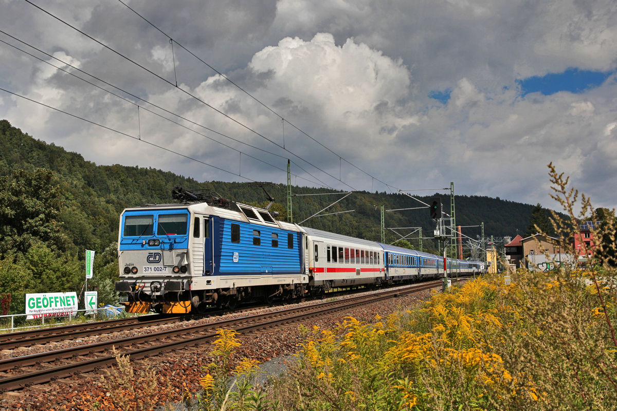 371 002-7 Jožín fährt mit dem EC 174 Robert Schumann aus Praha hl.n kommend nach Hamburg-Altona in Königstein vorüber.Bild vom 22.9.2016