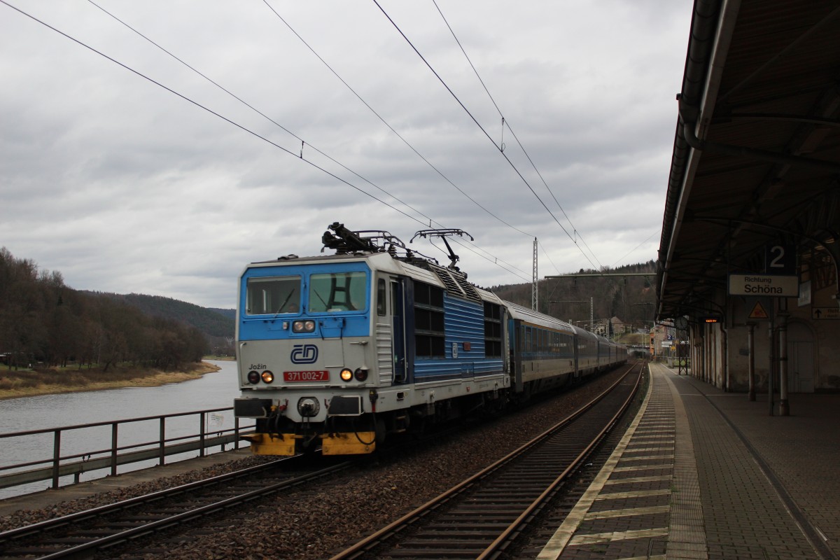 371 002 fährt am 20.12.14 mit einem EC durch Königstein.