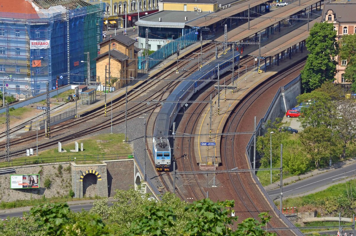 371 002 verlässt mit dem R 613 nach Prag am 27.05.23 Usti nad Labem hl.n. Von der Vetruse aus fotografiert.