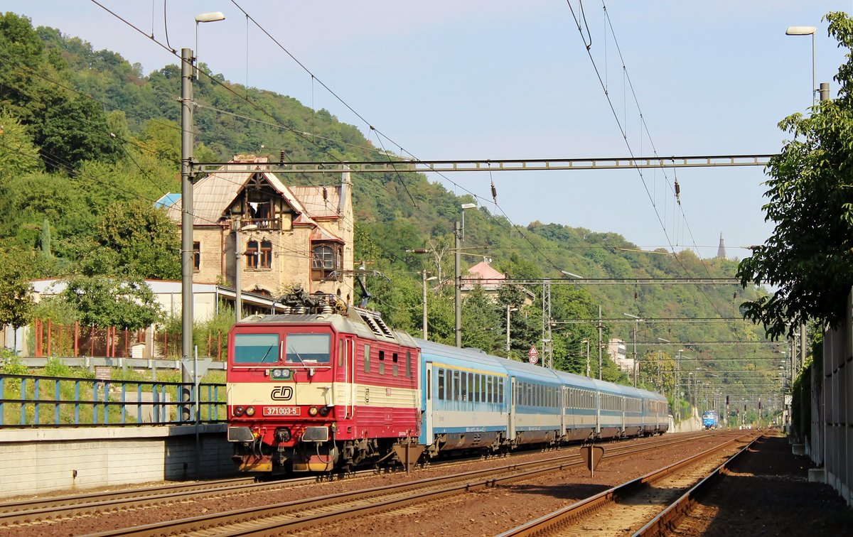 371 003-5 zu sehen am 22.08.15 in Ústí nad Labem mit dem EC Richtung Prag. Foto entstand von einem Bahnübergang. 