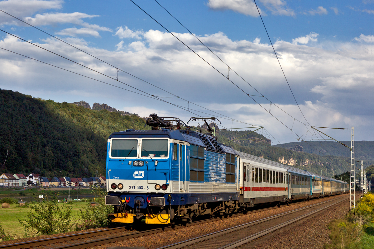 371 003-6 fährt mit dem EC 170 Carl Maria von Weber bei Krippen nordwärts.Bild vom 22.8.2015