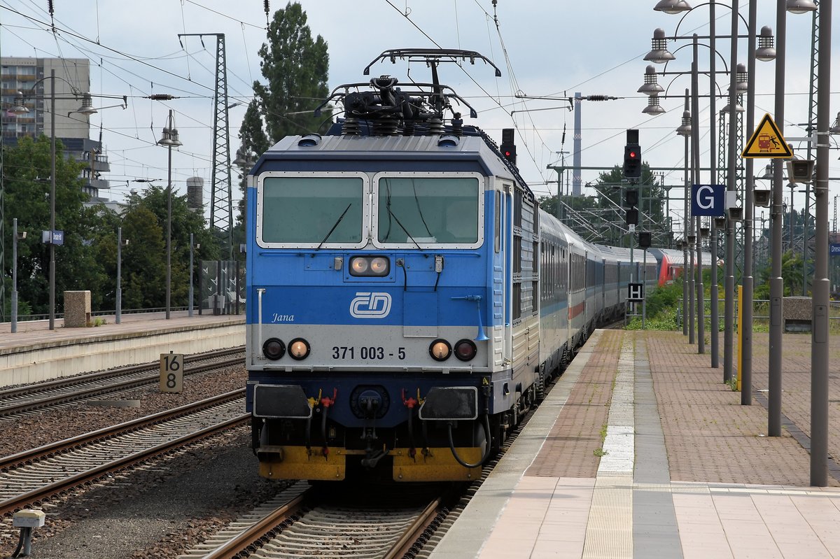 371 003 am 06.08.16 in Dresden Hbf
