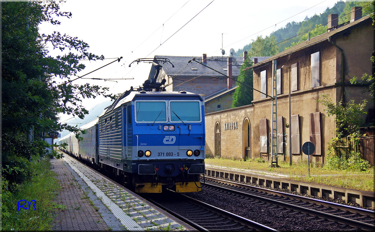 371 003 am 15.08.2016 mit dem EC 178 Alois Negrelli im Haltepunkt Krippen.