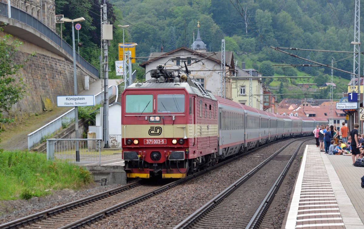 371 003 befrderte am 05.07.13 den EC 173 durch Knigstein Richtung Decin.