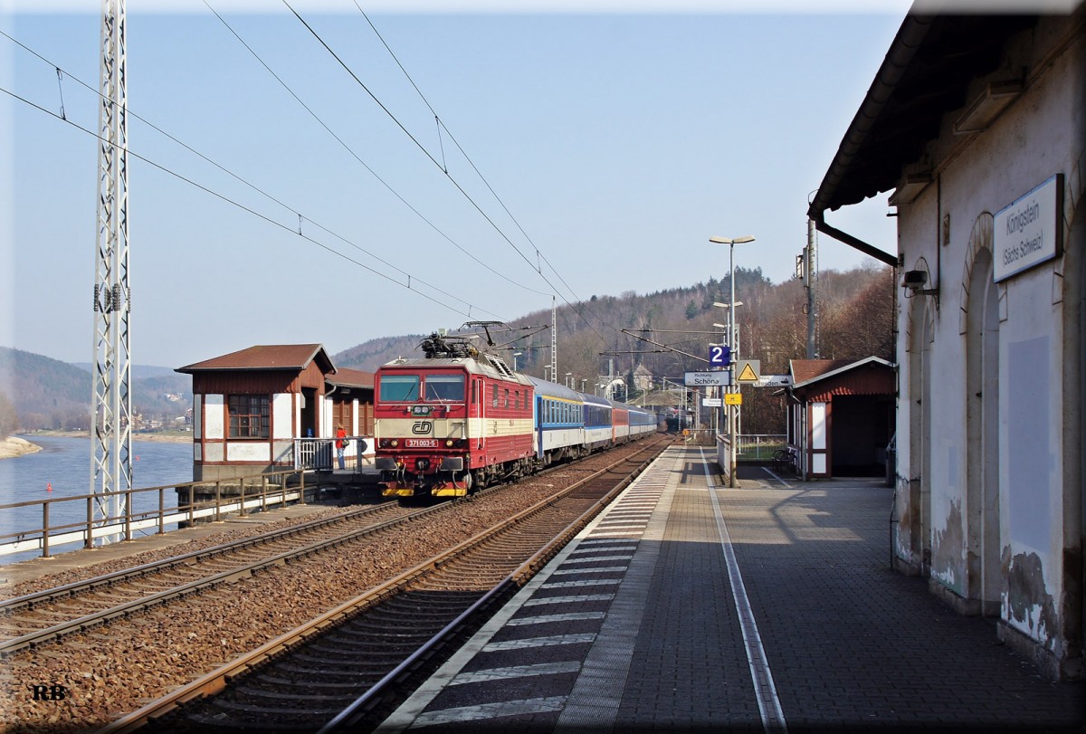 371 003 der CD im Bahnhof von Königstein (Sächsische Schweiz) auf dem Weg nach Dresden. Aufgenommen am 24.03.2015.