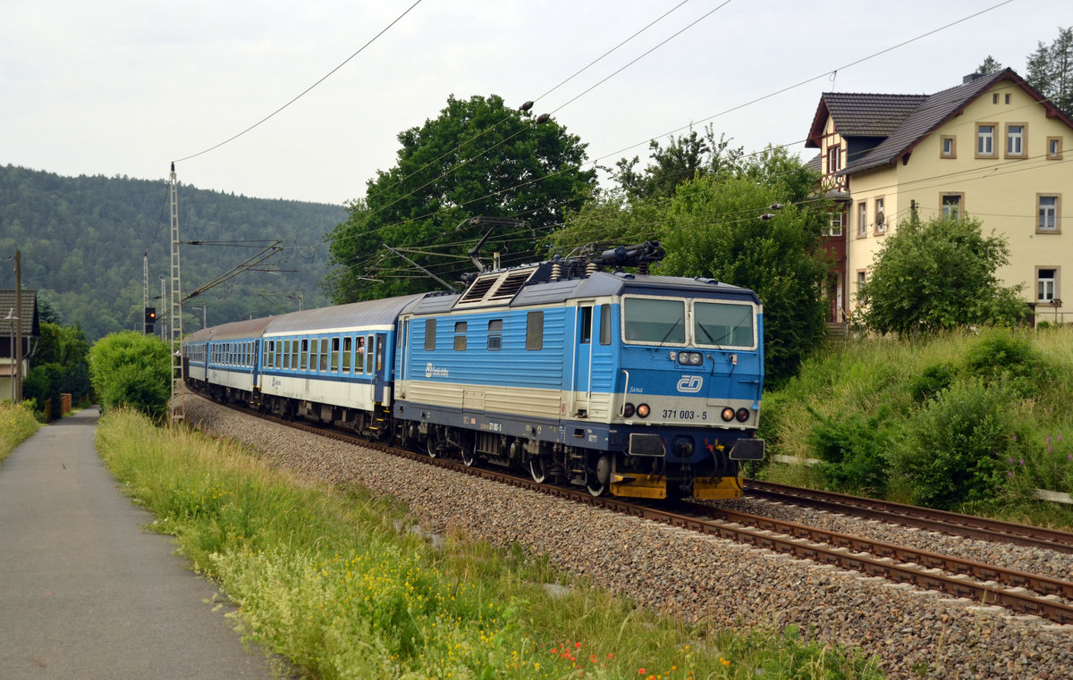 371 003 schleppte am 15.06.19 den tschechischen RE von Usti n.L. nach Dresden durch Strand.