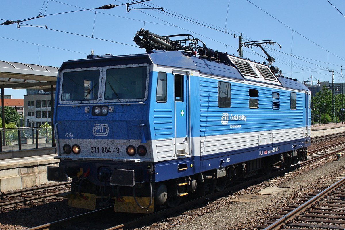 371 004-3 durchfährt am 27.5.2017 den Dresdener Hauptbahnhof in östlicher Richtung.