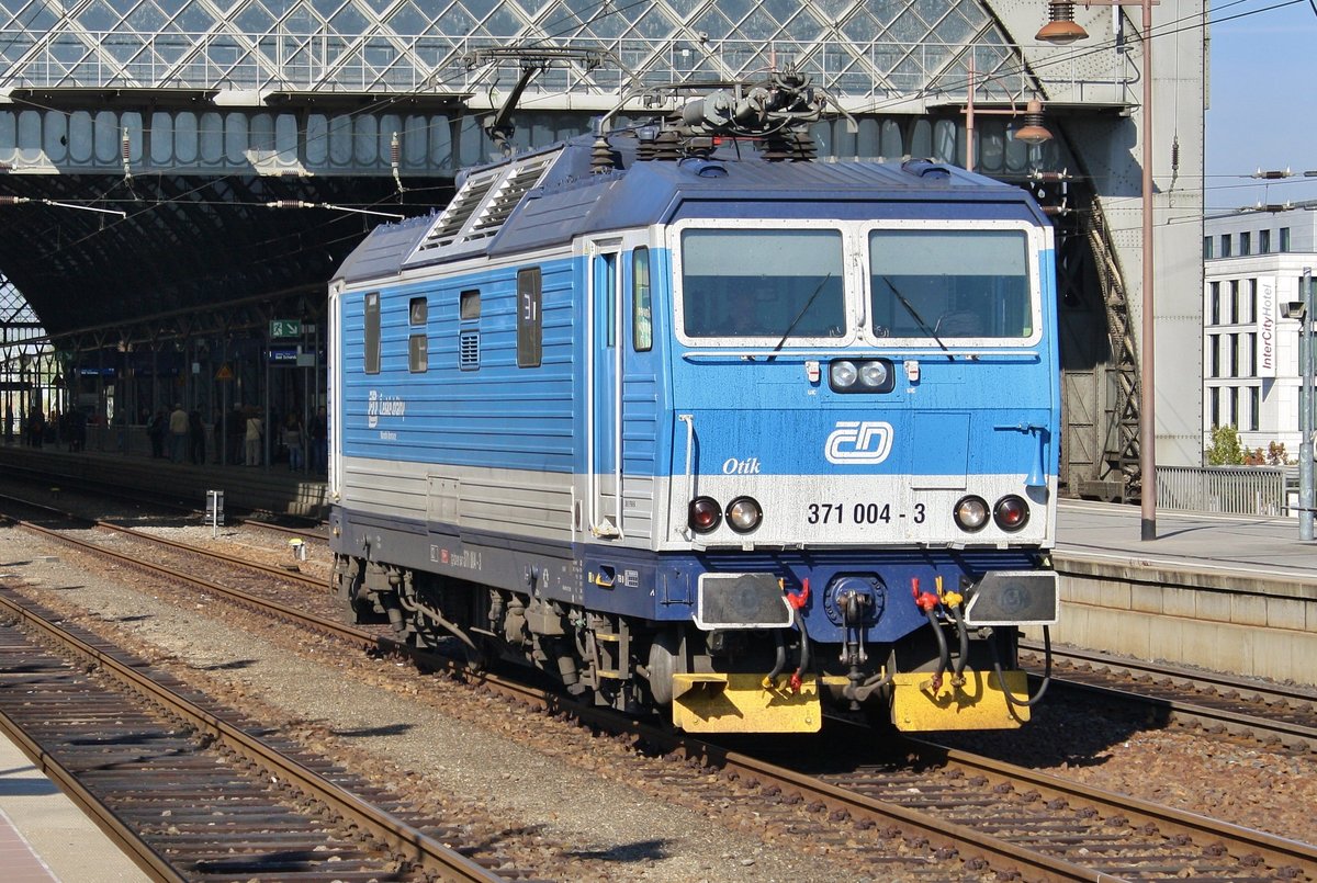 371 004-3 durchfährt am 30.9.2017 den Dresdener Hauptbahnhof in Richtung Osten.