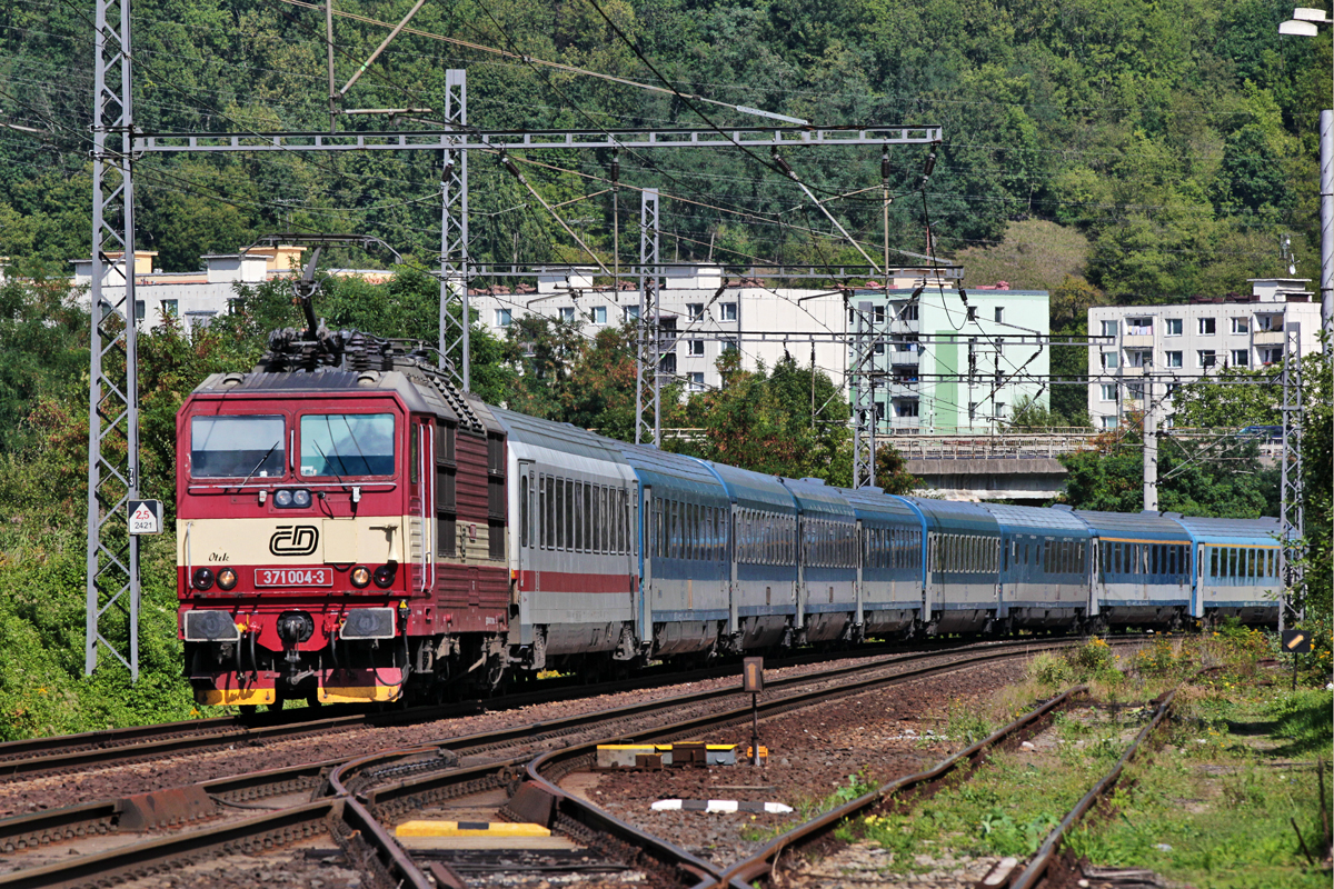 371 004-3 fährt mit dem IC 175 Jan Jesenius in Usti nad Labem vorüber.Bild vom 9.9.2015