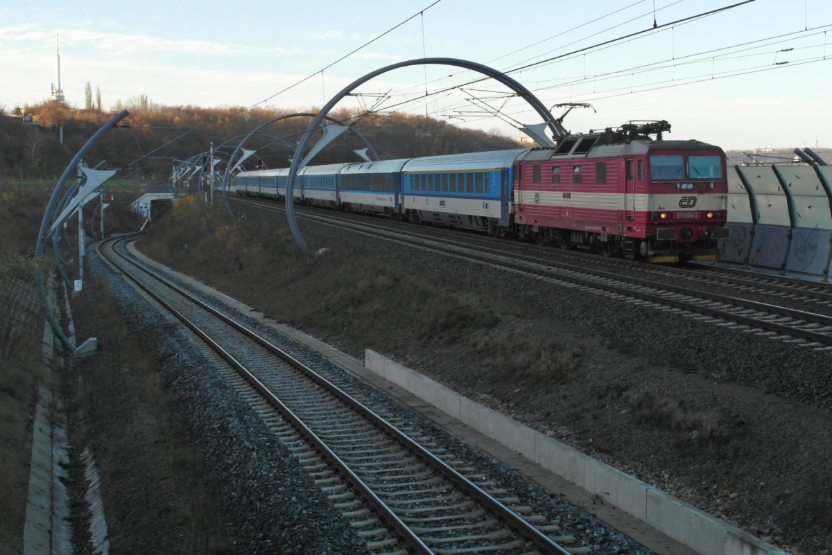 371 004-3 mit einem Schnellzug von Prag Hauptbahnhof nach Budweis befährt die 2009 fertiggestellte 'Neue Verbindung' (Nové spojení) zwischen dem östlichen Prager Stadtzentrum und dem Stadtteil Libeň (14.11.2015).